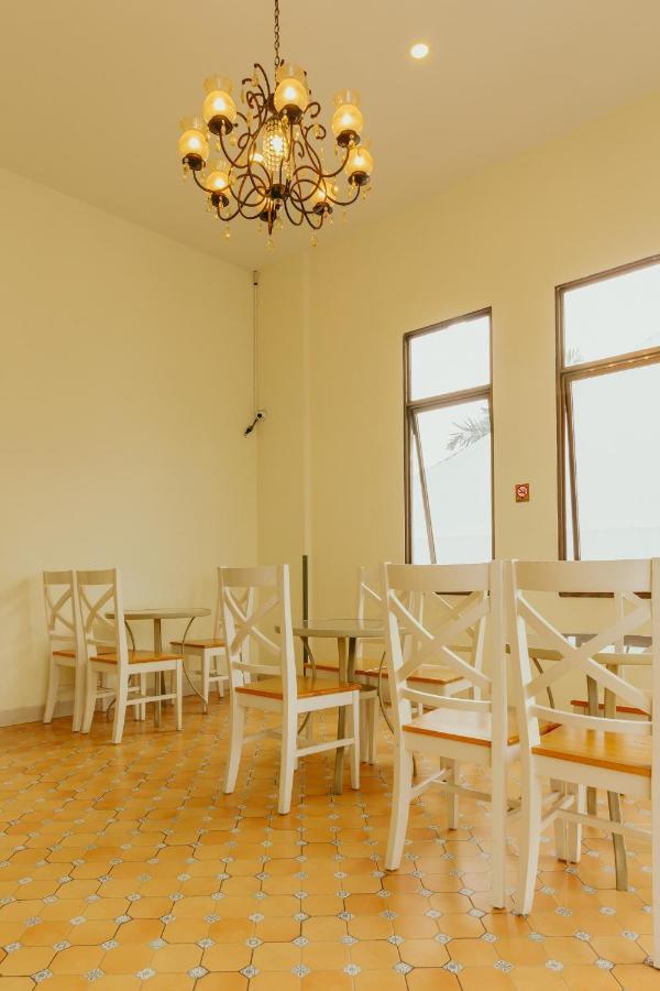 Urbanest Inn House Slipi Jakarta Exterior photo