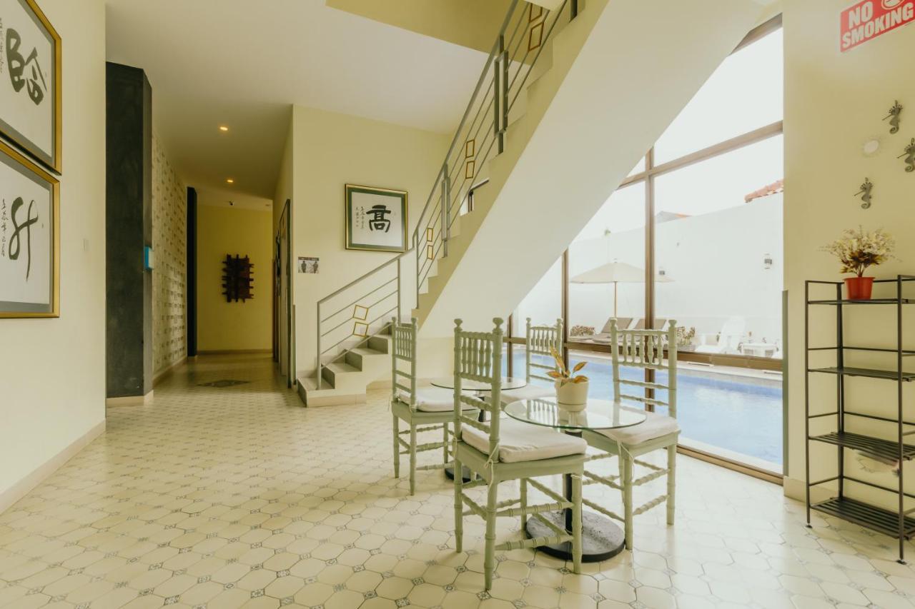 Urbanest Inn House Slipi Jakarta Exterior photo