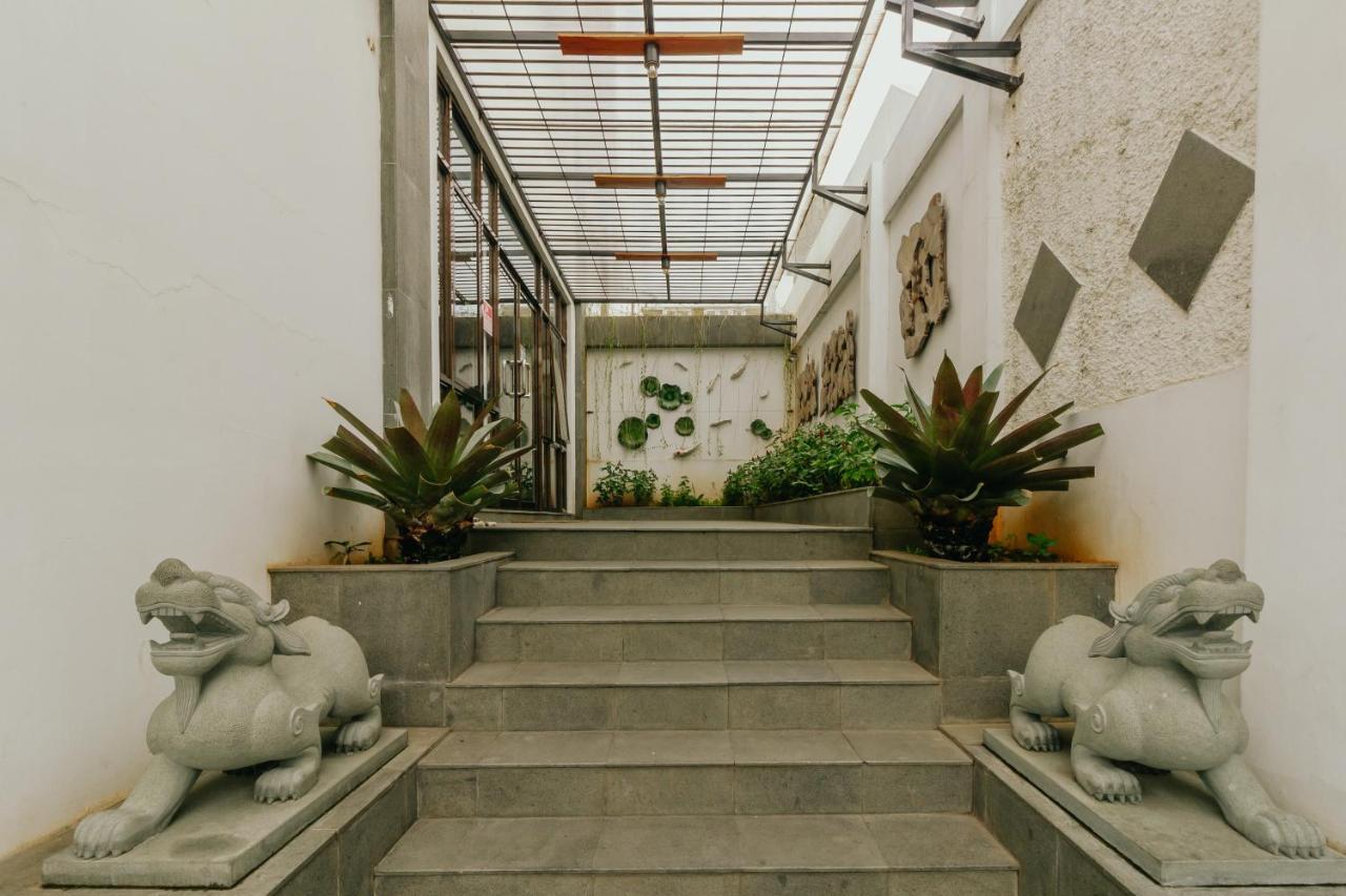 Urbanest Inn House Slipi Jakarta Exterior photo