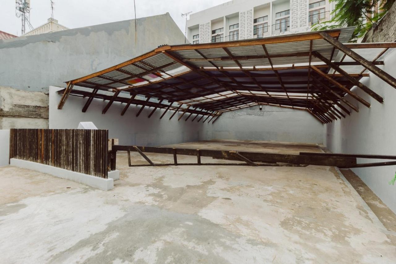 Urbanest Inn House Slipi Jakarta Exterior photo