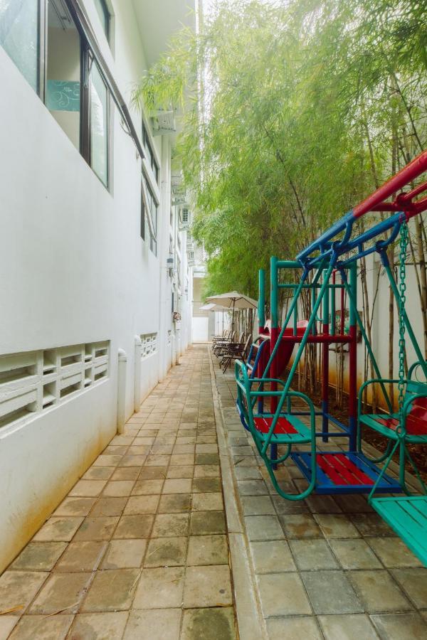 Urbanest Inn House Slipi Jakarta Exterior photo