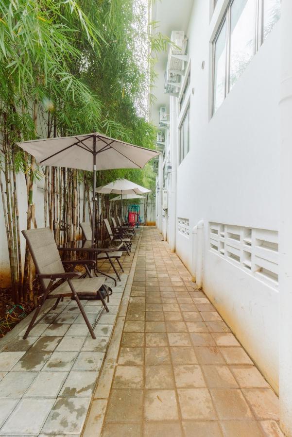 Urbanest Inn House Slipi Jakarta Exterior photo