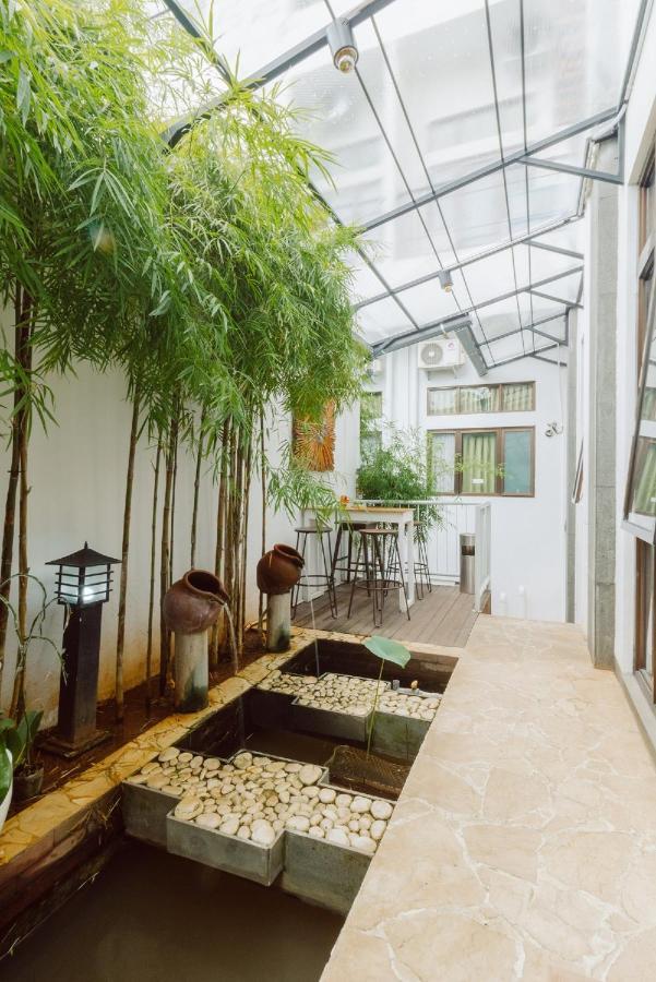 Urbanest Inn House Slipi Jakarta Exterior photo