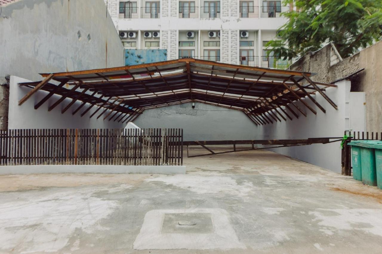 Urbanest Inn House Slipi Jakarta Exterior photo