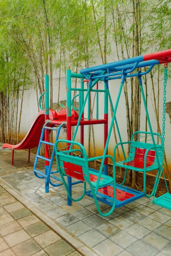Urbanest Inn House Slipi Jakarta Exterior photo