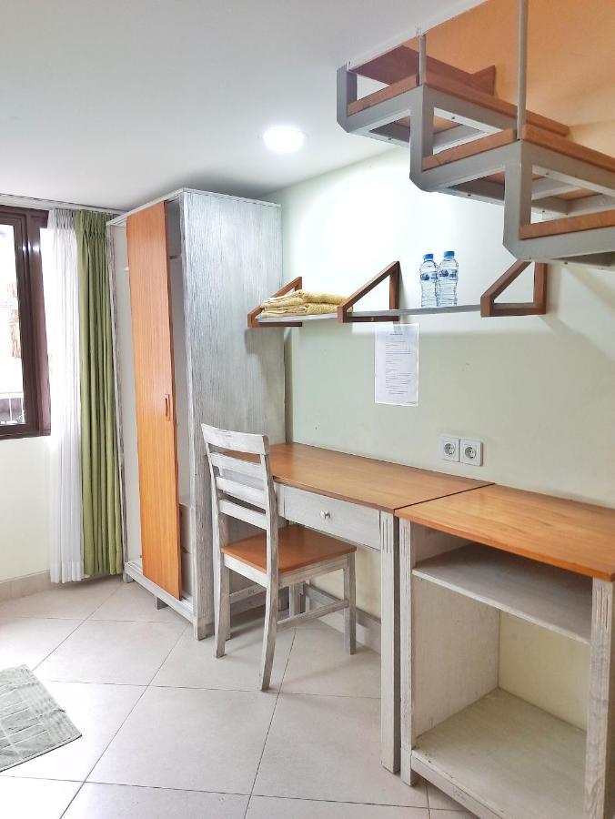 Urbanest Inn House Slipi Jakarta Exterior photo