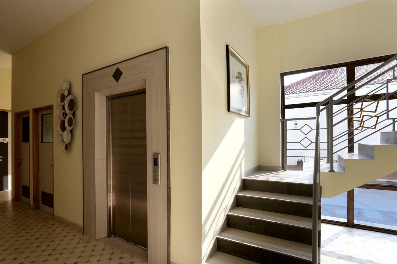 Urbanest Inn House Slipi Jakarta Exterior photo
